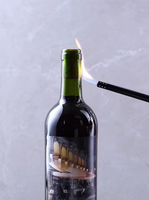 加热法开启红酒操作图