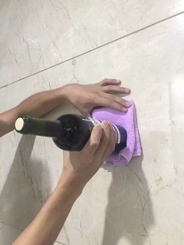 墙面推瓶法开启红酒示意图